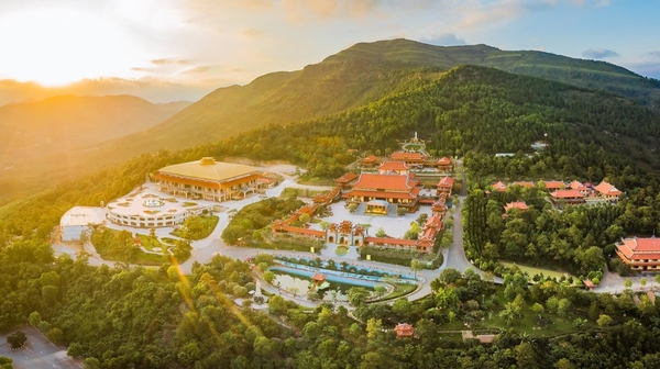 Chiêm ngưỡng tòa Đại giảng đường trên núi lớn nhất thế giới tại Việt Nam, sức chứa lên tới 15.000 người
