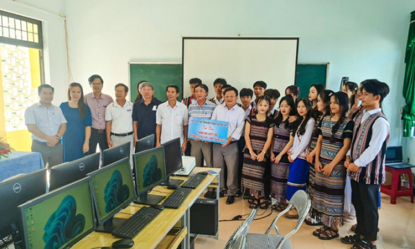Phát Đạt trao tặng phòng học CNTT cho trường THPT Dân tộc nội trú Quảng Ngãi