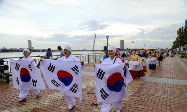 Gần 100 nghệ sĩ Hàn Quốc biểu diễn nhạc cụ truyền thống trên đường phố Đà Nẵng