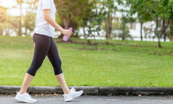Phát hiện mới về cách đi bộ giảm cả đường trong máu và hạ huyết áp