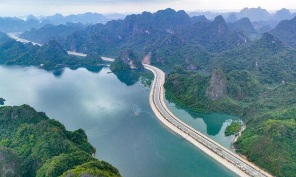 Cung đường bao biển gần 2.300 tỷ được nhận xét 'đẹp nhất Việt Nam': Rộng 6 làn xe, nối 2 thành phố lớn nhất của một tỉnh, chứa 2 ống hầm xuyên núi được ví 'kỳ quan mới'