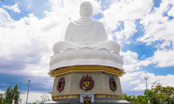 Chiêm ngưỡng ngôi chùa hơn 100 tuổi có pho tượng tượng Kim Thân Phật Tổ ngoài trời cao nhất Việt Nam