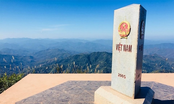 Cột mốc biên giới cao nhất Việt Nam được ví 'nóc nhà biên cương' nằm ở độ cao gần 3.000m, được lát bằng đá hoa cương, hiểm trở bậc nhất trên đường biên giới Việt - Trung