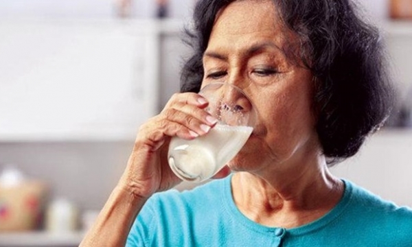 5 loại sữa chứa chất dinh dưỡng đặc biệt quan trọng cho người tuổi trung niên 50, 60 giúp xương khớp dẻo dai, kéo dài tuổi thọ