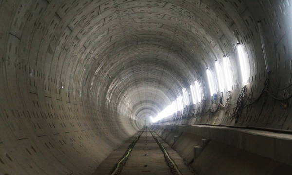 Bên trong đường hầm tàu điện đầu tiên của Việt Nam được đào bởi “siêu robot” nặng 300 tấn, nối dài đâm xuyên lòng đất nhà ga đến nhà hát đô thị sầm uất bậc nhất
