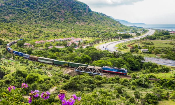 Đường sắt hơn 1.700km đẹp nhất thế giới tại Việt Nam huy động 10 vạn người để xây dựng, là tuyến đường huyết mạch xuyên suốt hai miền qua 32 giờ đồng hồ