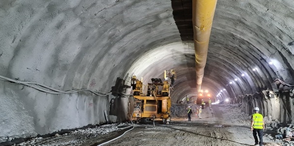 Đường hầm xuyên núi 1.600 tỷ dài nhất cao tốc Bắc Nam được đào thông trong 30 tháng, 'vua hầm' Đèo Cả huy động 1.500 người hợp lực