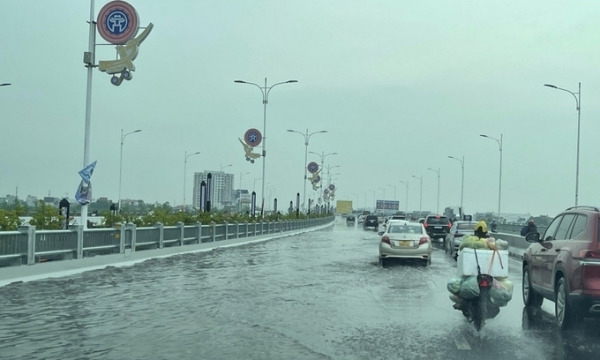 Cầu Vĩnh Tuy 2 vừa thông xe liền gặp hiện tượng lạ, mưa rải rác đã ngập