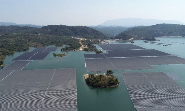 Quy mô nhà máy điện mặt trời nổi đầu tiên và lớn nhất Việt Nam: Gần 150 nghìn tấm quang điện xây dựng trên 50ha mặt nước, cung ứng khoảng 70 triệu kWh điện/năm