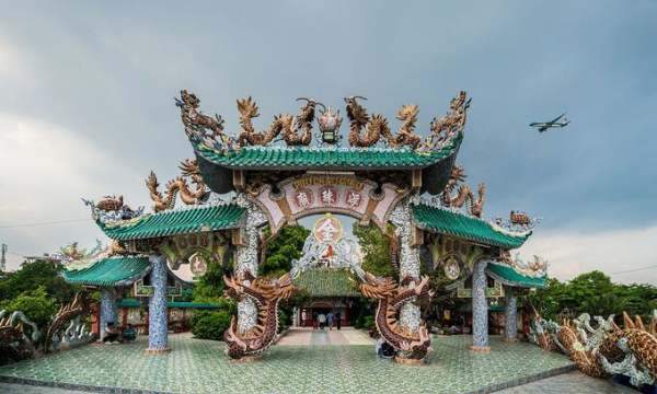 Ngôi miếu bí ẩn 300 năm tuổi đeo hơn 100 con rồng lênh đênh giữa sông Sài Gòn