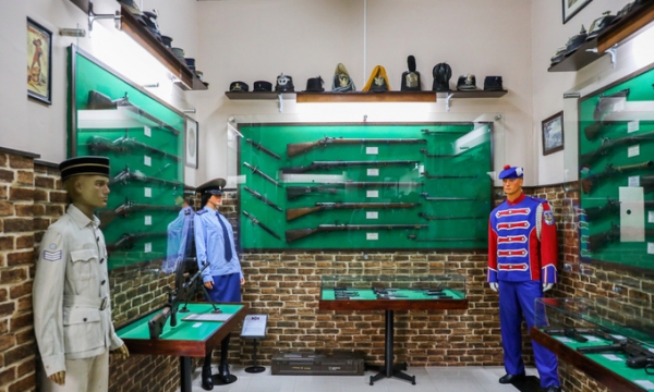 Bên trong bảo tàng vũ khí cổ tư nhân lớn nhất Việt Nam rộng 1.500 m2, quy tụ hàng nghìn vũ khí của đội quân lừng lẫy thế giới từ nhiều thế kỷ