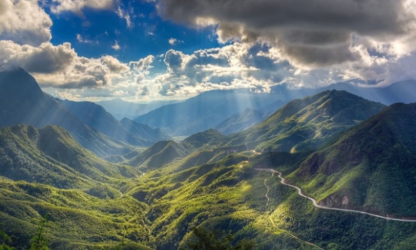 Ngắm nhìn vẻ đẹp làm say lòng người của dãy núi hùng vĩ nhất Việt Nam