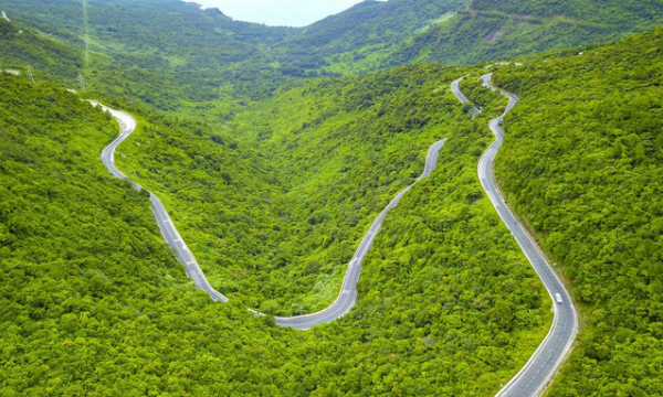 Cung đường đèo lọt top đẹp nhất thế giới của Việt Nam: 'Trên chọc mây, dưới sát biển' kéo dài suốt 20km, được ví như thiên hạ đệ nhất hùng quan