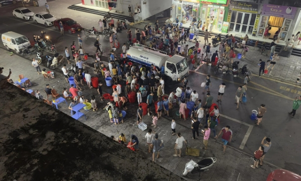 'Khủng hoảng' nước sạch tại Hà Nội: Hàng loạt khu dân cư phải chạy vạy đi xin
