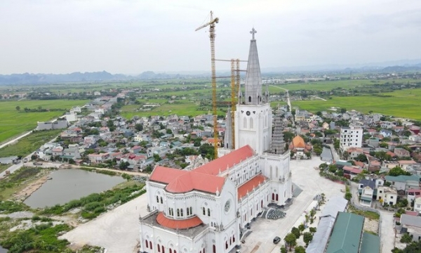 Thánh đường lớn nhất Việt Nam sở hữu tòa tháp chuông cao 110m, chứa cả căn hầm diện tích hơn 1.000m2
