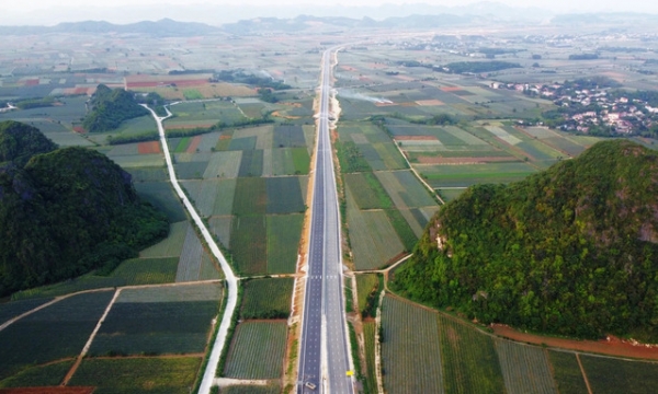 Đi dọc cao tốc 12.000 tỷ 'kéo' Thanh Hóa về gần Hà Nội: Kỳ vĩ cảnh sắc hai bên tuyệt đẹp như tranh