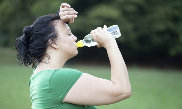 Uống 2 lít nước mỗi ngày giúp giảm cân: Chuyên gia tiết lộ sự thật
