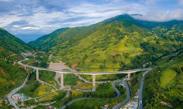 Cận cảnh 'cầu cạn trên mây' 450 tỷ đồng có 5 trụ cao nhất Việt Nam, bắc ngang qua 2 ngọn núi, đẹp như đường lên tiên cảnh