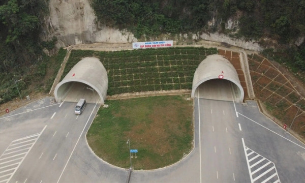Đường hầm xuyên núi đá 1.600 tỷ nằm trên tuyến cao tốc 'kéo' Thanh Hóa về gần Hà Nội, một cửa nối đến thủ phủ hoa đào nổi tiếng