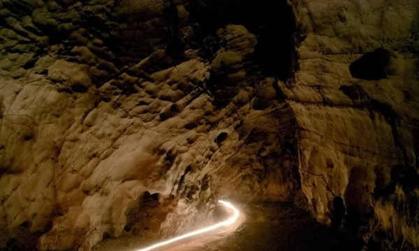 Bên trong hang động xuyên núi độc nhất ở Tây Bắc: Là di tích lịch sử thời kháng chiến chống Mỹ, từng được bộ đội cải tạo, làm đường dẫn, cất giấu vũ khí