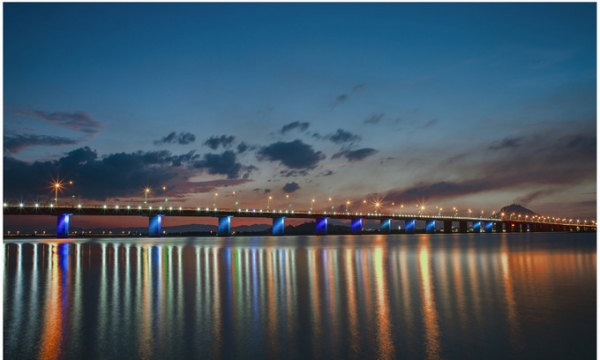 Cây cầu vượt sông 340 tỷ dài nhất trên Quốc lộ 1 đoạn qua miền Trung, từng dài thứ nhì Đông Dương, là biểu tượng của một thành phố biển