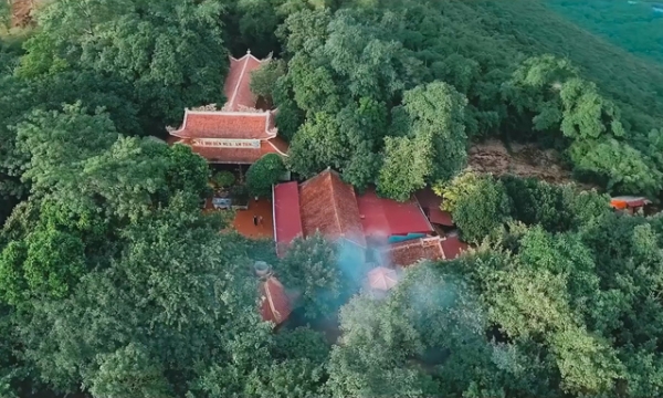 Ngọn núi dài 20km được sử sách ghi nhận là 'huyệt đạo' linh thiêng bậc nhất Việt Nam, mỗi năm đón hàng vạn du khách dịp “mở cổng trời”