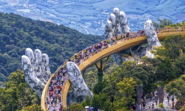 Cây cầu lấp lánh tọa lạc trên đỉnh núi 1.400m khiến truyền thông 'phát sốt', là công trình 'vô tiền khoáng hậu' của Việt Nam và thế giới