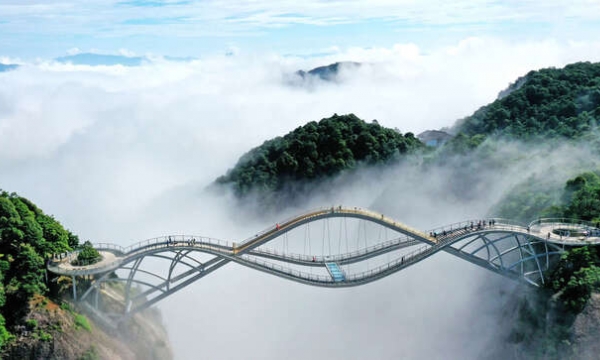 Cây cầu kính 'lơ lửng trên mây', uốn lượn như sóng nước giữa rừng núi đại ngàn ở Trung Quốc, gây 'sốt' trên mạng xã hội với hơn 50 triệu lượt xem