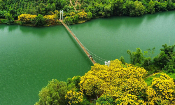 Tỉnh ở Việt Nam hút khách đến xem cây cầu treo bắc ngang qua lòng hồ thủy điện, mê mẩn cảnh sắc “non xanh nước biếc'