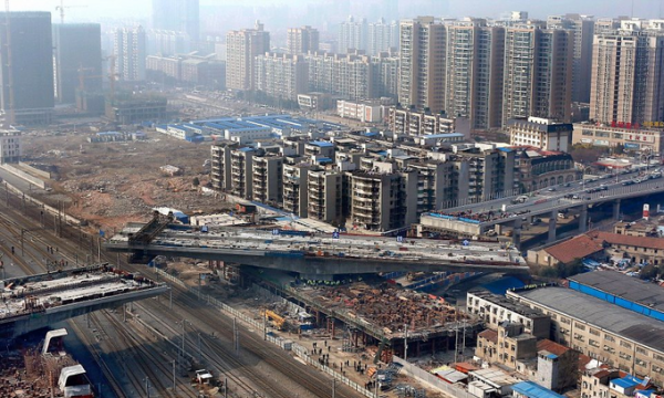 Đỉnh cao cầu vượt 17.000 tấn xoay “ngon ơ” ở độ cao 15 mét, giao thông phía dưới vẫn hoạt động bình thường, một lần nữa Trung Quốc lại khiến thế giới phải trầm trồ