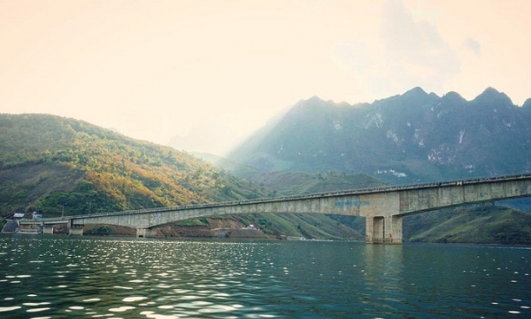 Cầu qua hồ sông Đà giữ kỷ lục có trụ gần 100m cao nhất Việt Nam, có thể chịu được động đất cấp 8-9, mỗi năm thu hút hàng vạn khách du lịch ghé thăm