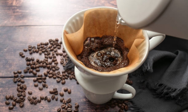 Uống cà phê pha bằng nước nóng hay ủ lạnh tốt hơn?