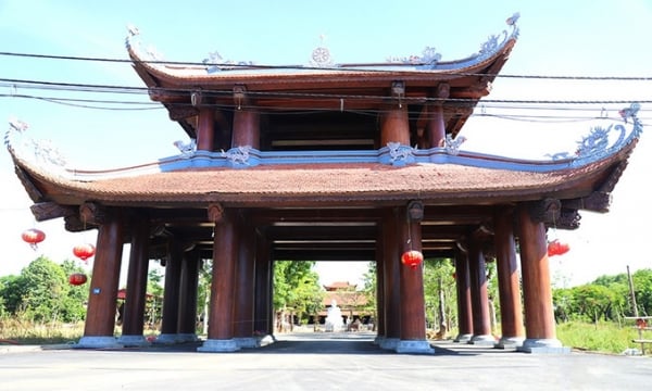 Cận cảnh cổng Tam quan có 16 trụ khổng lồ, được làm bằng gỗ lim bề thế bậc nhất Việt Nam