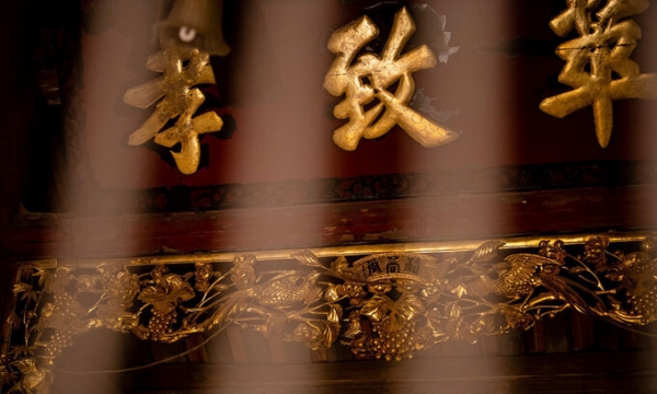 Chiêm ngưỡng căn nhà cổ gần 200 năm tuổi ở Hà Nội chứa bảo vật dát vàng, nhiều tay buôn đồ cổ tìm đến nhưng trả giá nào cũng không thể mua
