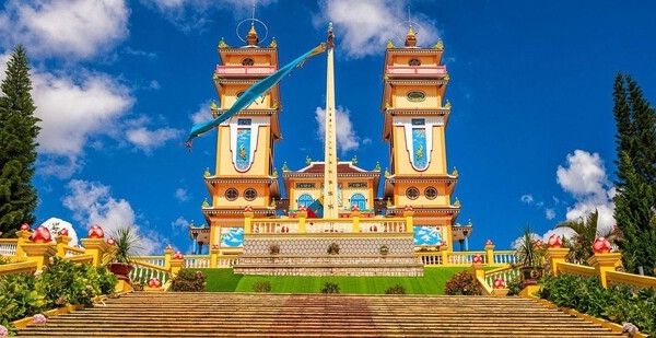 Đến thành phố được mệnh danh 'Tiểu Paris' Việt Nam ngắm nhìn vẻ đẹp của Thánh thất Đạo Cao Đài lớn nhất cả nước