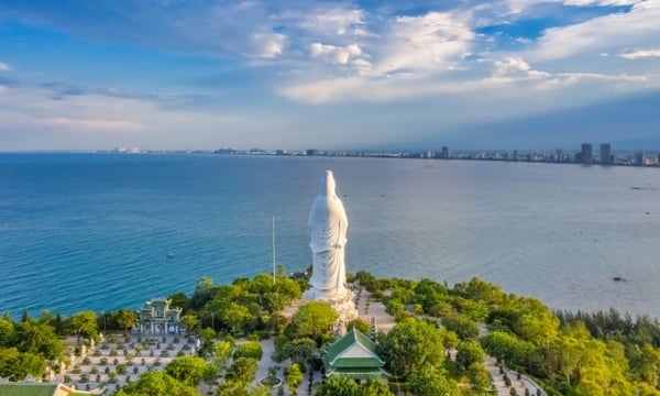Ngôi chùa tựa lưng vào bán đảo, hướng về phía biển Đông, sở hữu pho tượng được UNESCO công nhận cao nhất Đông Nam Á, nằm ở thành phố biển là một trong 11 điểm đến tốt nhất châu Á