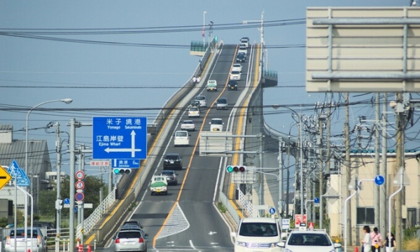 Cây cầu dài 1,7km dốc đứng như đường tàu lượn siêu tốc