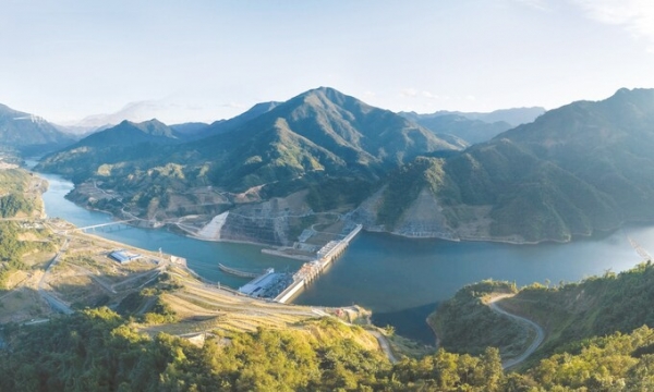 Dòng sông dài 910km, chảy xuyên từ Trung Quốc qua 5 tỉnh phía Bắc Việt Nam, là nguồn tài nguyên thủy điện lớn cho ngành công nghiệp điện cả nước