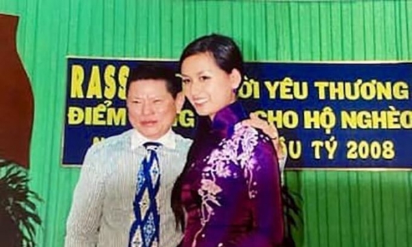 Cuộc sống vị tỷ phú U80 Việt kiều hậu tuyên bố vỡ nợ: tung ảnh rạng rỡ bên nàng hậu đình đám, vẫn rất “sang chảnh”