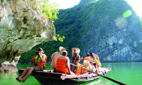 Quảng Ninh thu gần 800 tỷ từ du khách mua vé tham quan Vịnh Hạ Long năm 2023