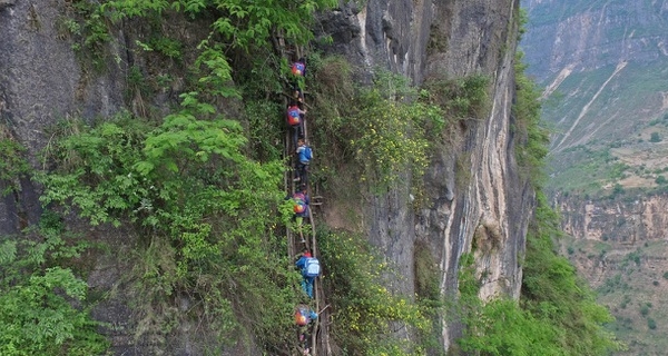 Ngôi làng trăm năm tuổi nằm cheo leo trên vách núi, phải leo hơn 2.500 bậc mới tới nơi, trẻ 'đu' cầu thang chênh vênh khiến báo quốc tế ngỡ ngàng