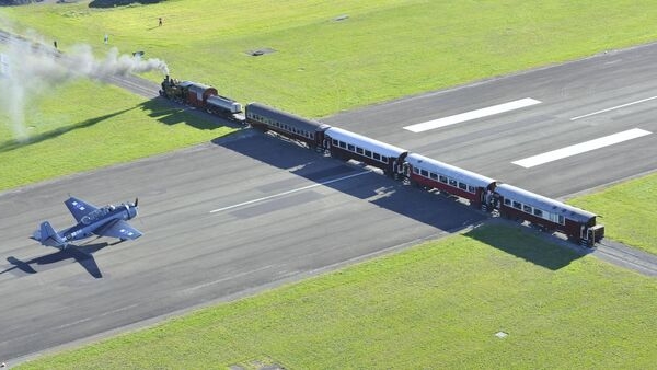 Nơi máy bay và tàu hỏa giao nhau ngay trên đường băng: 1 trong 2 phương tiện phải “nhường đường” nếu trùng lịch trình