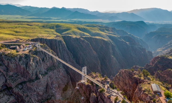 Chiêm ngưỡng cây cầu từng giữ ngôi ‘cao nhất thế giới’ trong vòng 70 năm: chỉ mất 7 tháng để hoàn thành, vẫn là cây cầu treo cao nhất nước Mỹ
