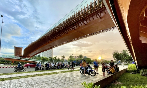 Cầu bộ hành trên cao 42 tỷ của Việt Nam mang kiến trúc Nhật Bản độc đáo, nằm ngay ven vịnh thành phố biển lọt top '11 điểm đến tốt nhất châu Á'