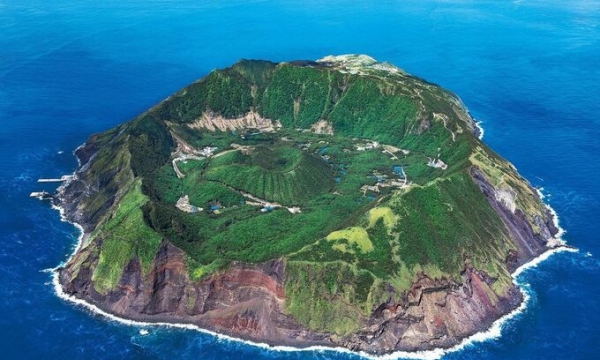 Khám phá hòn đảo độc lạ có ‘núi lửa nằm trong miệng núi lửa’, người dân vẫn sinh sống mặc cho nguy hiểm cận kề