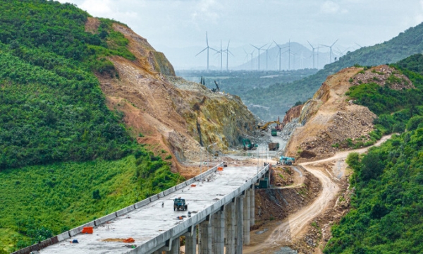 Hợp long cây cầu vượt núi lớn nhất cao tốc Cam Lâm - Vĩnh Hảo, sở hữu 15 trụ cao trên 40m