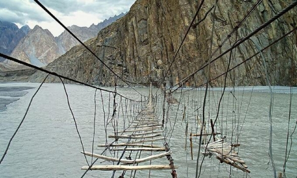 ‘Thót tim’ với cây cầu treo ‘nguy hiểm nhất thế giới: khung cảnh thiên nhiên tuyệt vời nhưng chỉ cần sảy chân là có thể…bỏ mạng