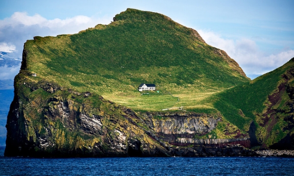Ngôi nhà 'cô đơn nhất thế giới' trơ trọi trên hòn đảo rộng hơn 445.000m2, khung cảnh như mơ nhưng để đến được có thể nguy hiểm tính mạng