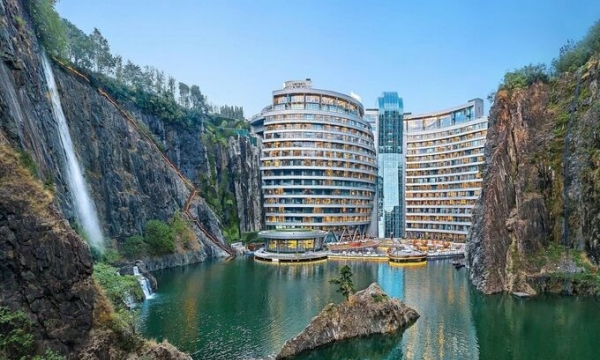 Khách sạn 5 sao kỳ lạ nằm sâu 88m dưới lòng đất ở Trung Quốc: Trị giá hơn 300 triệu USD, đẹp như xứ xở thần tiên