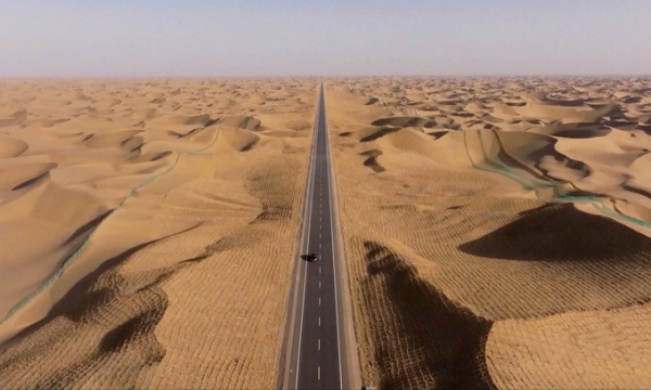 Ngỡ ngàng xa lộ dài 276km xuyên qua 'Biển Chết' lớn nhất Trung Quốc